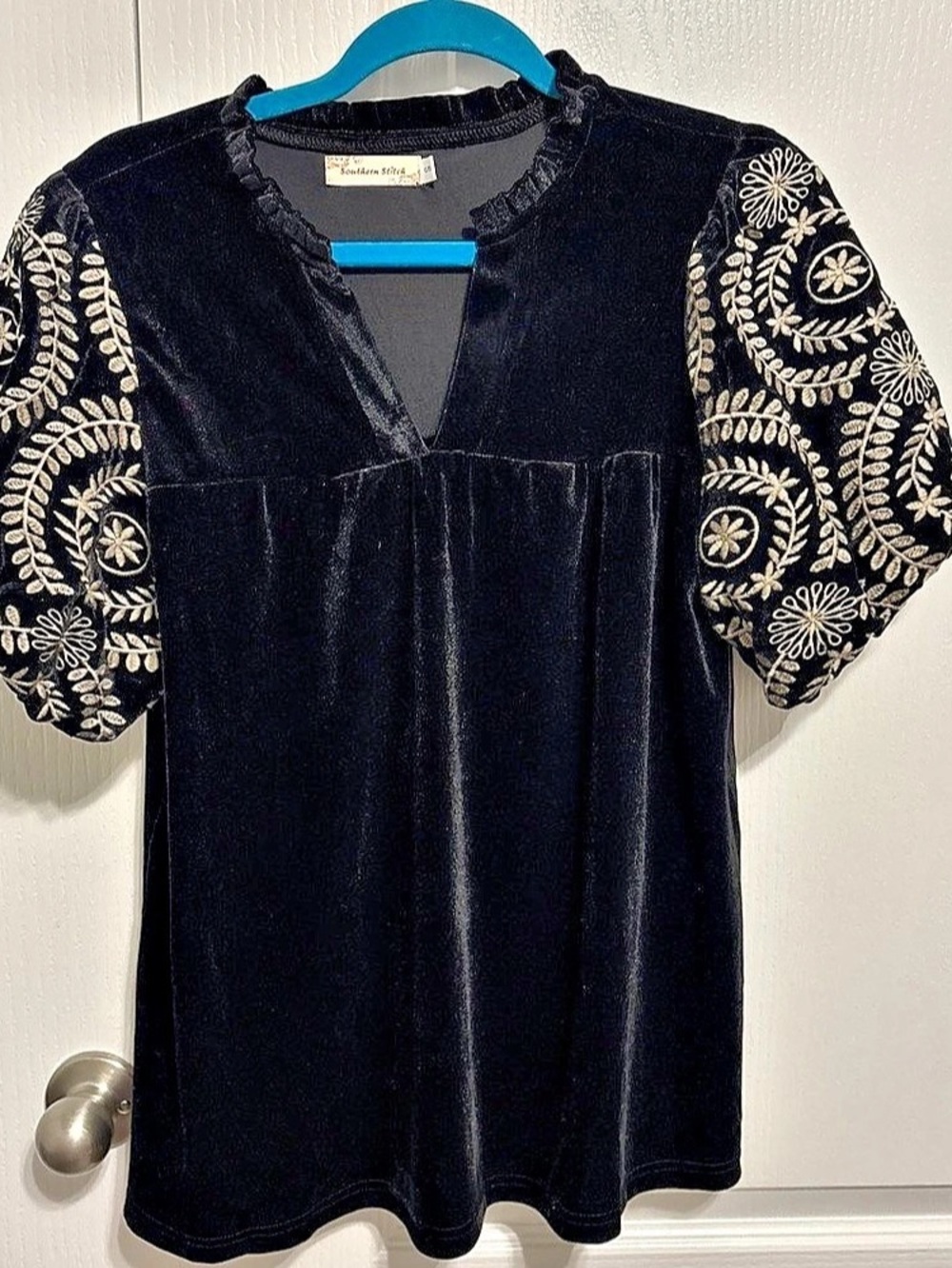 Southern Stitch Floral Puff Sleeve Top in Black & White Small